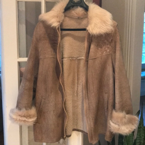 Shearling jacket with fur collar and cuffs. - Picture 4 of 6